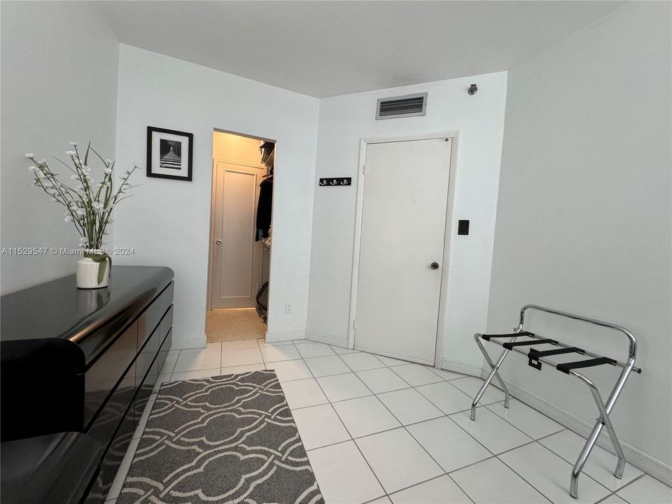For Sale: $325,000 (1 beds, 1 baths, 560 Square Feet)
