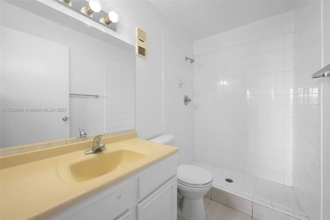 Recently Rented: $2,000 (2 beds, 2 baths, 947 Square Feet)