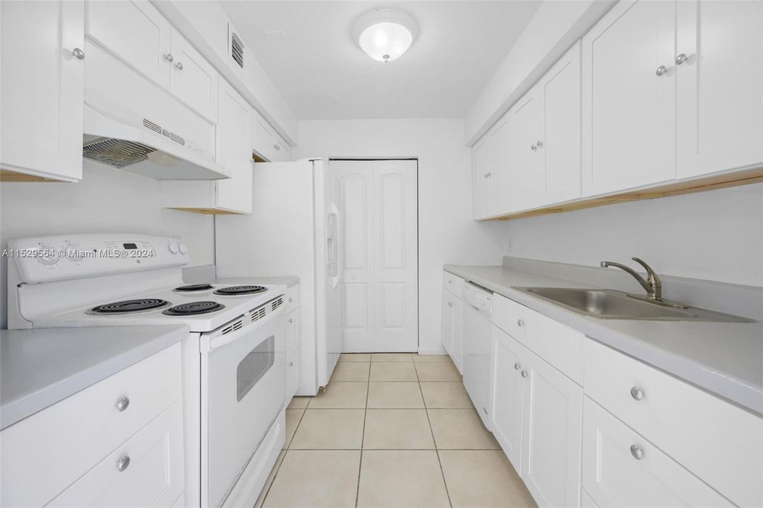 Recently Rented: $2,000 (2 beds, 2 baths, 947 Square Feet)