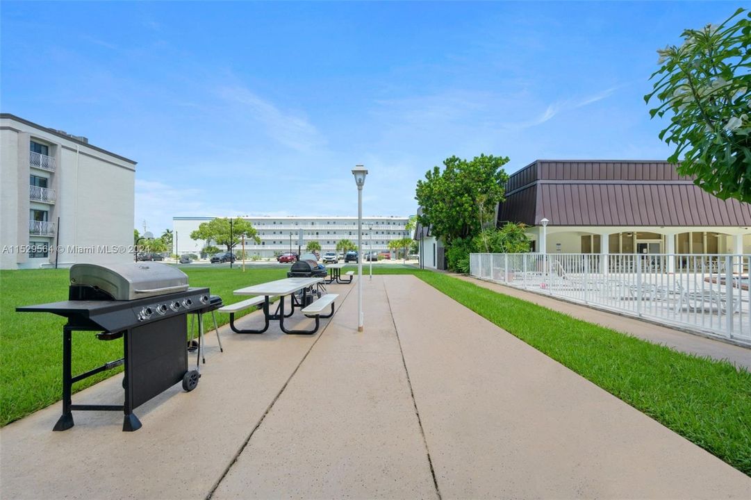 Recently Rented: $2,000 (2 beds, 2 baths, 947 Square Feet)