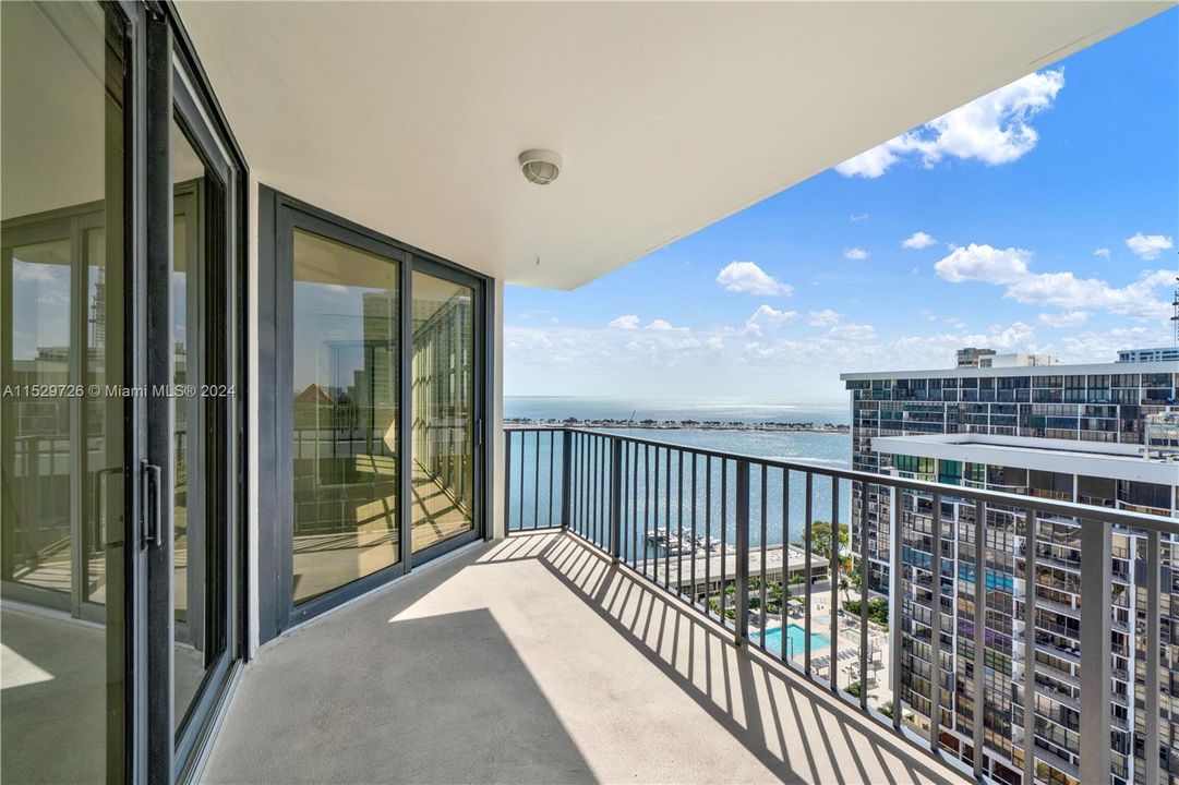 Active With Contract: $550,000 (1 beds, 1 baths, 1064 Square Feet)