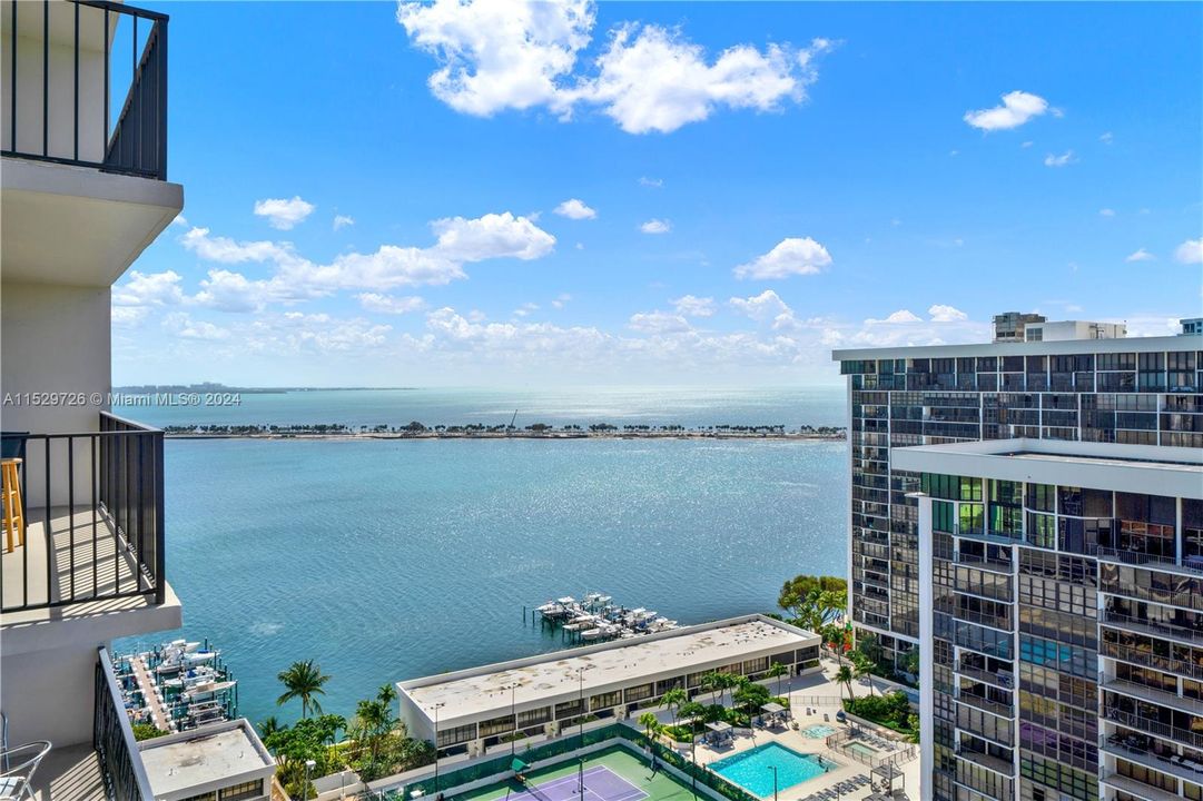 Active With Contract: $550,000 (1 beds, 1 baths, 1064 Square Feet)