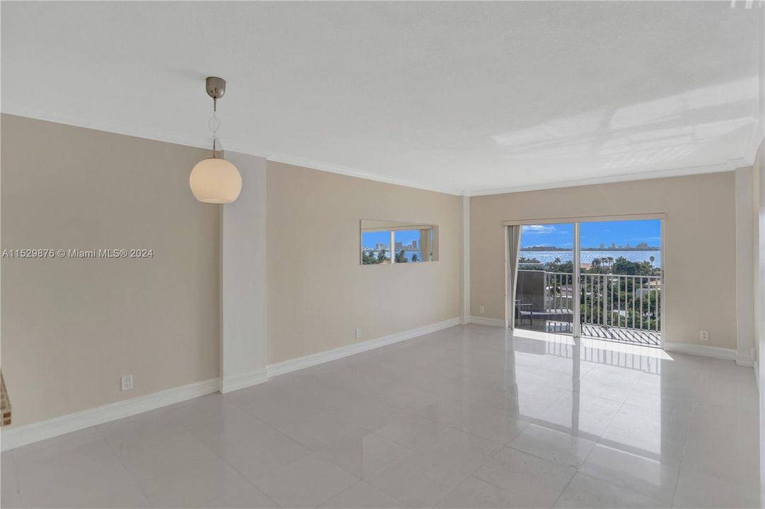 Recently Rented: $2,200 (1 beds, 1 baths, 817 Square Feet)