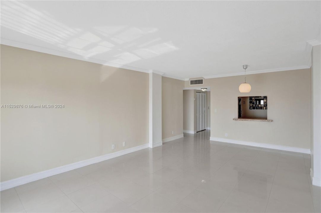 Recently Rented: $2,200 (1 beds, 1 baths, 817 Square Feet)