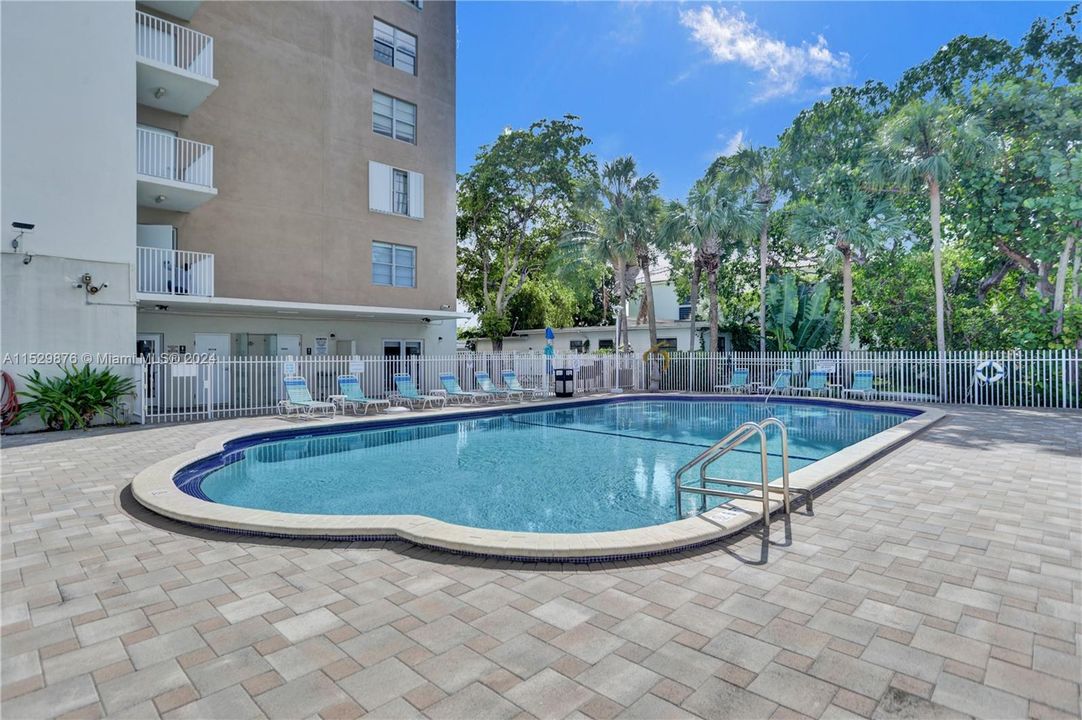 Recently Rented: $2,200 (1 beds, 1 baths, 817 Square Feet)