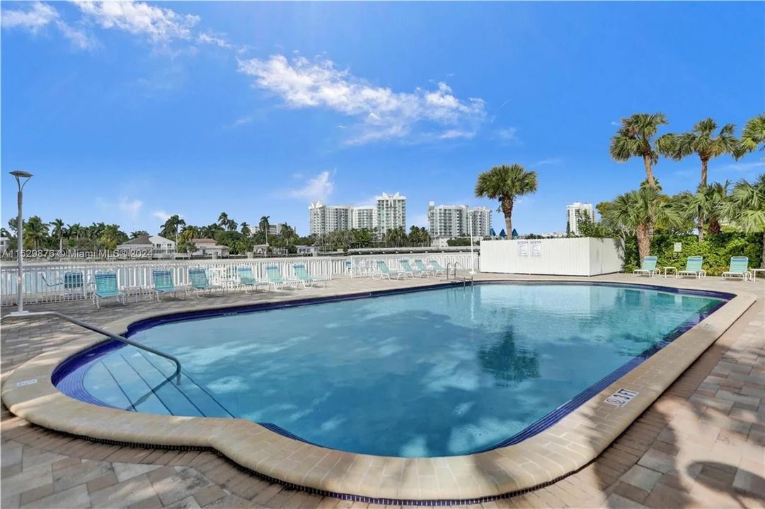 Recently Rented: $2,200 (1 beds, 1 baths, 817 Square Feet)