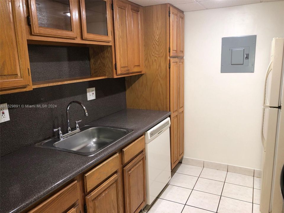 Recently Rented: $2,300 (2 beds, 2 baths, 955 Square Feet)