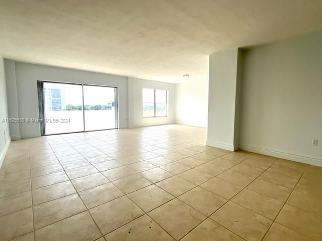 Activo con contrato: $439,000 (2 camas, 2 baños, 1555 Pies cuadrados)