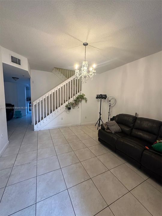 最近售出: $555,000 (3 贝兹, 2 浴室, 1800 平方英尺)