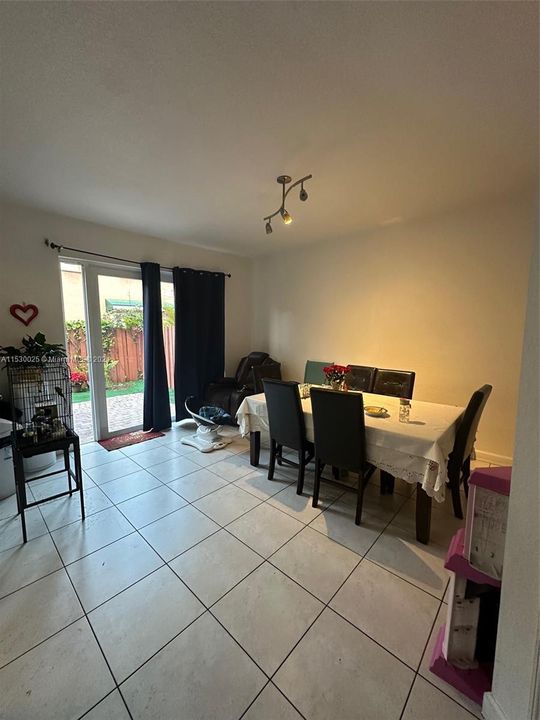 最近售出: $555,000 (3 贝兹, 2 浴室, 1800 平方英尺)