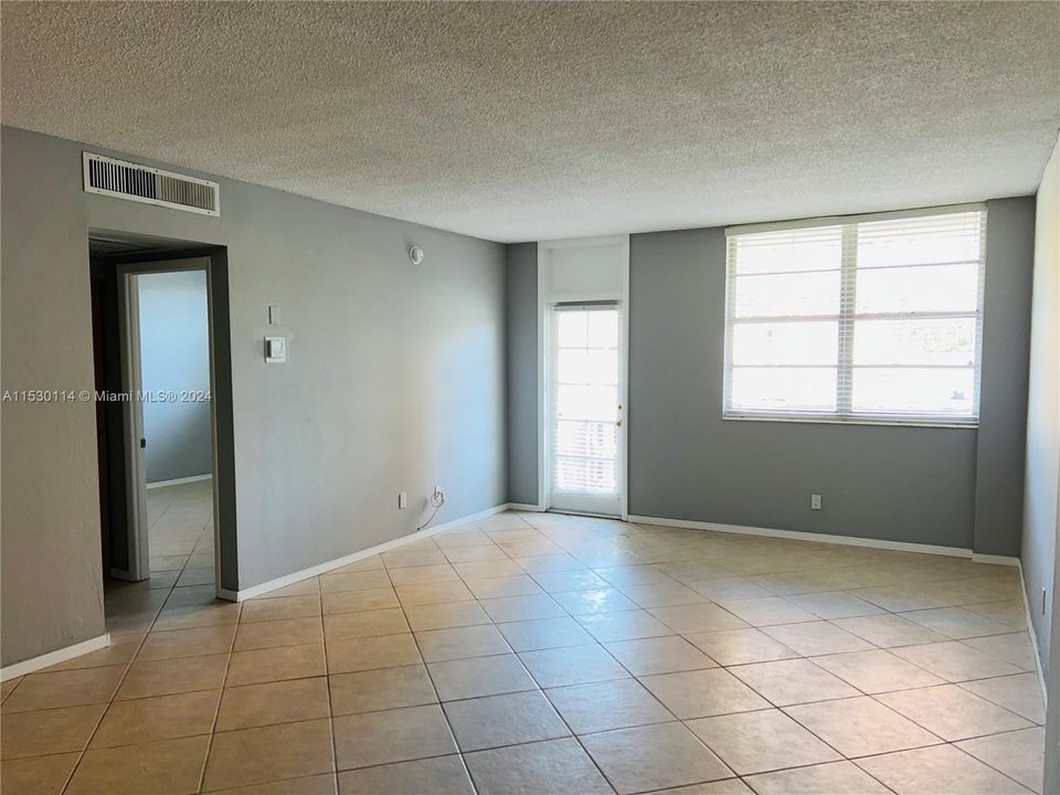 Active With Contract: $395,000 (1 beds, 1 baths, 910 Square Feet)