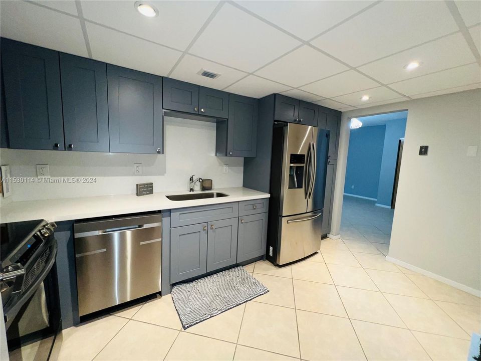 Active With Contract: $395,000 (1 beds, 1 baths, 910 Square Feet)