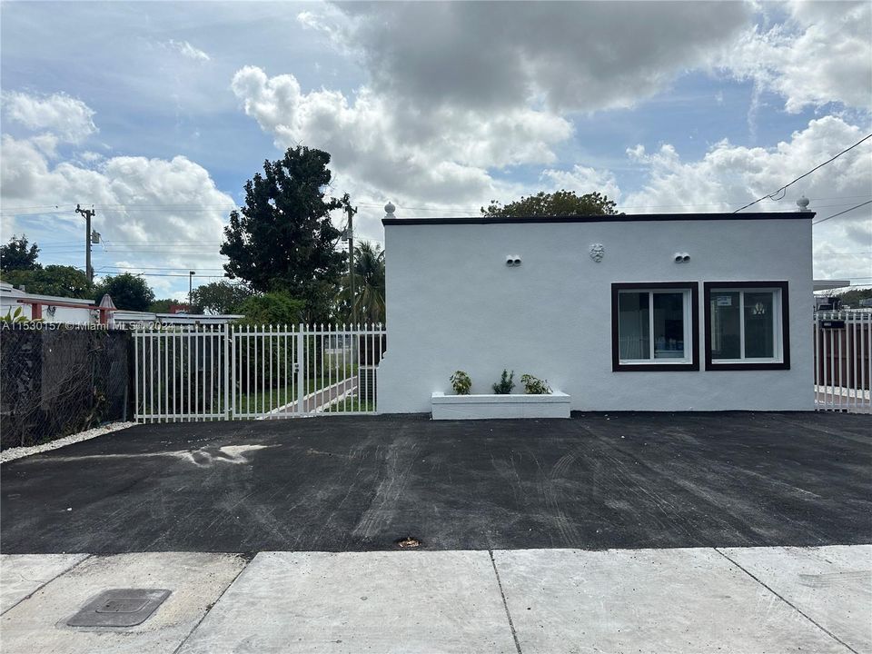 Recently Rented: $1,800 (1 beds, 1 baths, 1748 Square Feet)