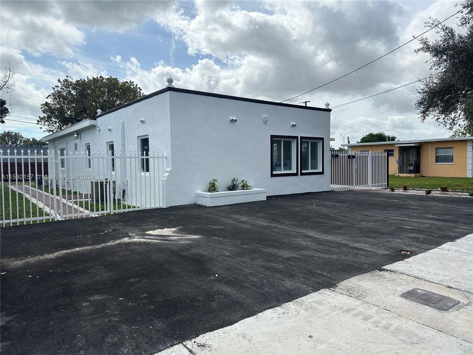 Recently Rented: $1,800 (1 beds, 1 baths, 1748 Square Feet)