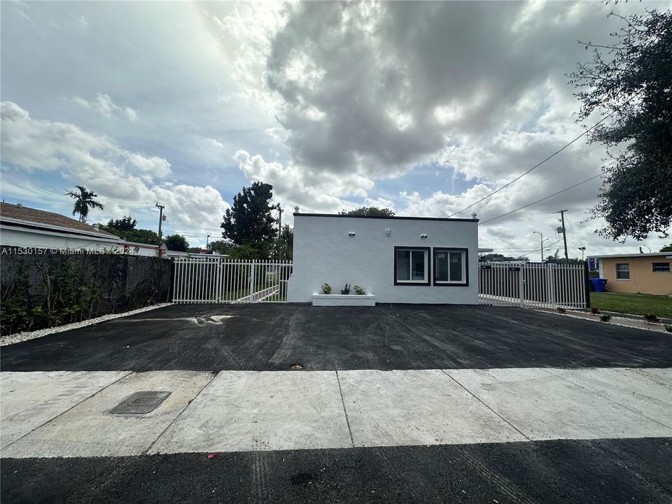 Recently Rented: $1,800 (1 beds, 1 baths, 1748 Square Feet)