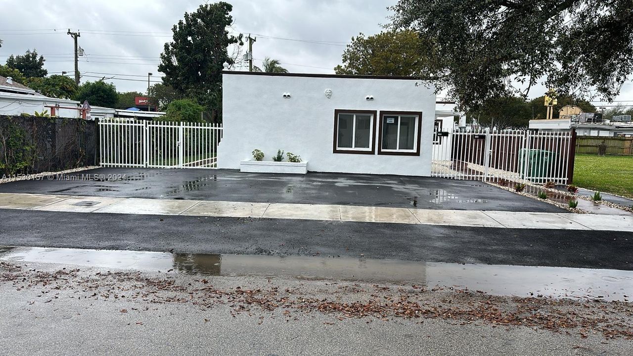 Recently Rented: $1,800 (1 beds, 1 baths, 1748 Square Feet)