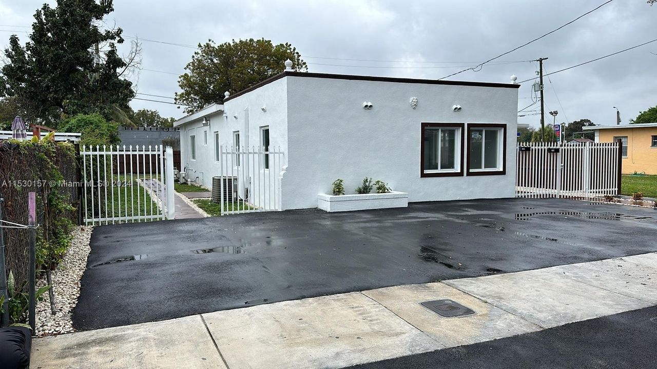 Recently Rented: $1,800 (1 beds, 1 baths, 1748 Square Feet)