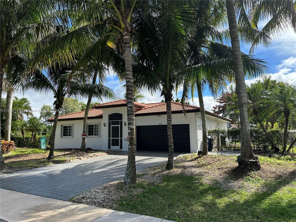 Recently Sold: $675,000 (4 beds, 2 baths, 1964 Square Feet)