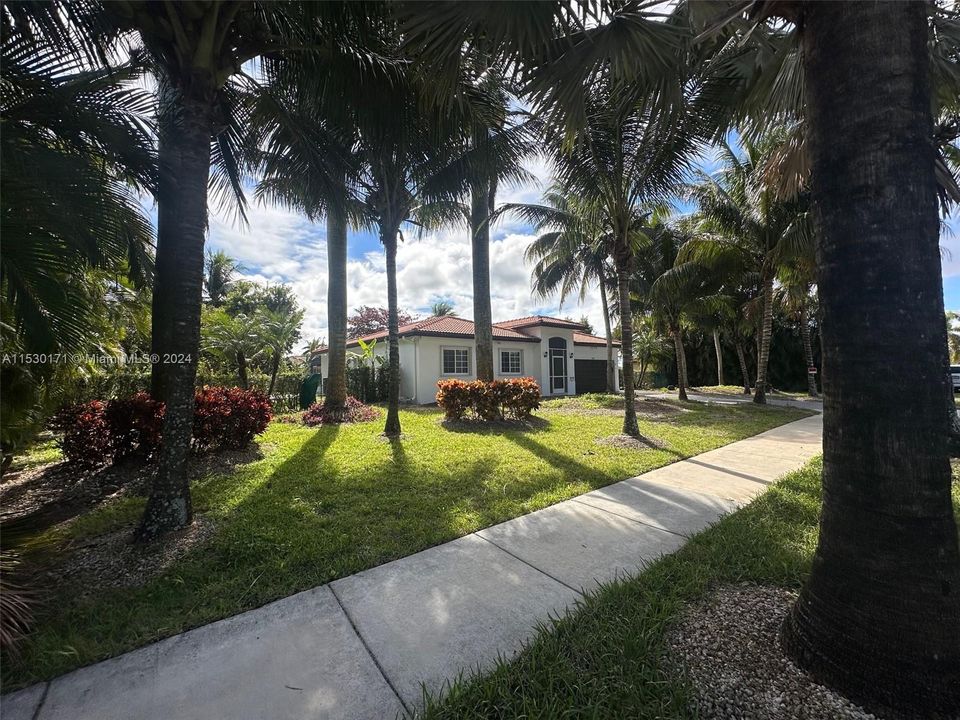 Recently Sold: $675,000 (4 beds, 2 baths, 1964 Square Feet)