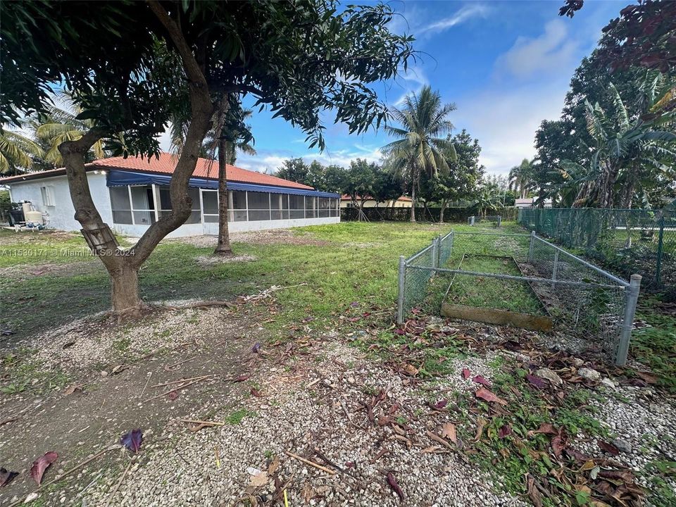 Recently Sold: $675,000 (4 beds, 2 baths, 1964 Square Feet)