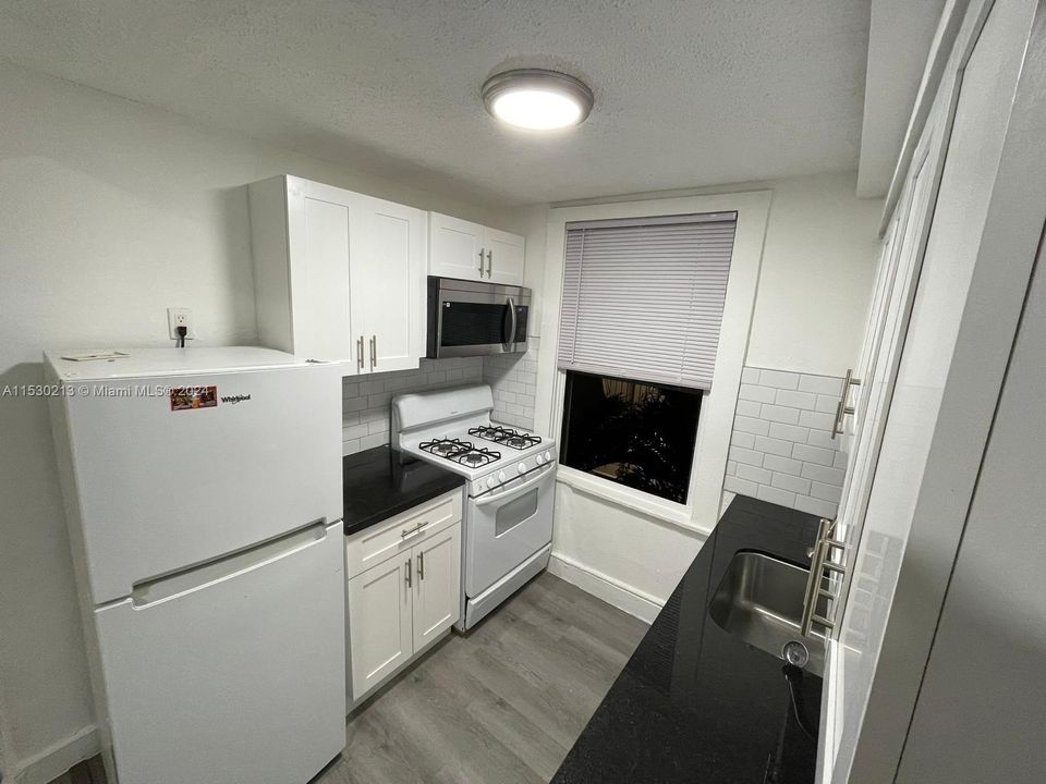 For Sale: $225,000 (2 beds, 1 baths, 670 Square Feet)