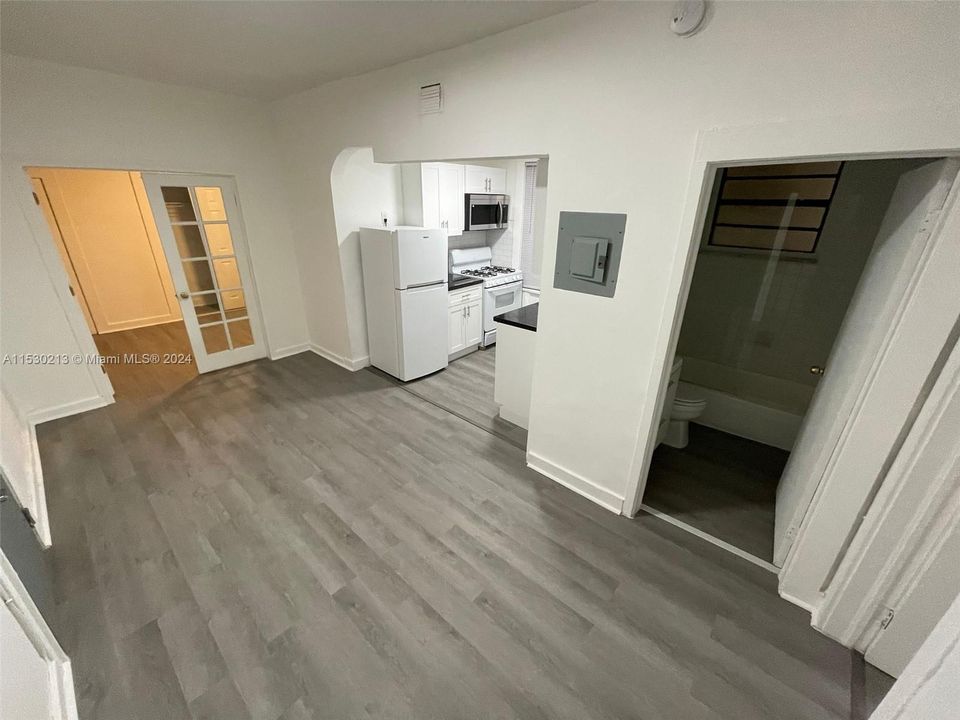 For Sale: $210,000 (2 beds, 1 baths, 670 Square Feet)