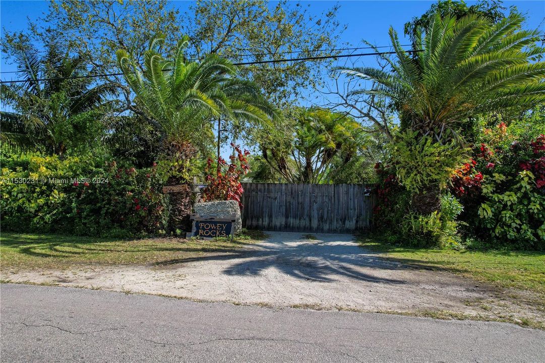 Active With Contract: $1,100,000 (3 beds, 2 baths, 1008 Square Feet)