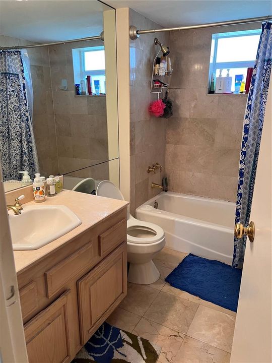 Recently Rented: $2,400 (1 beds, 1 baths, 808 Square Feet)