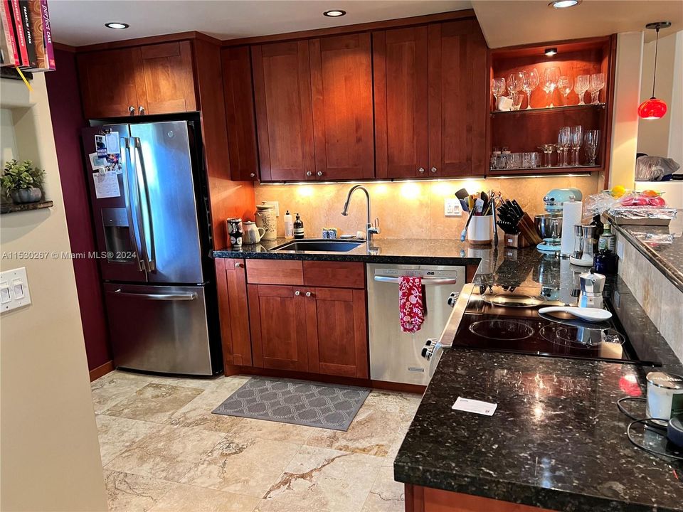 Recently Rented: $2,400 (1 beds, 1 baths, 808 Square Feet)