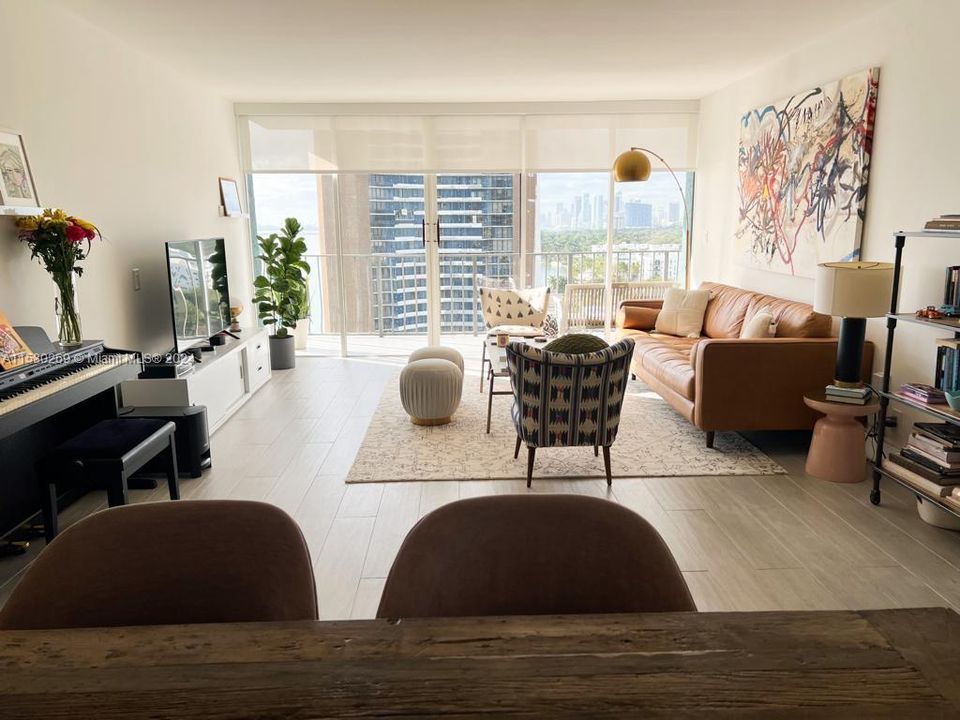 最近租的: $3,700 (2 贝兹, 2 浴室, 1242 平方英尺)