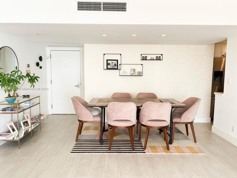 最近租的: $3,700 (2 贝兹, 2 浴室, 1242 平方英尺)