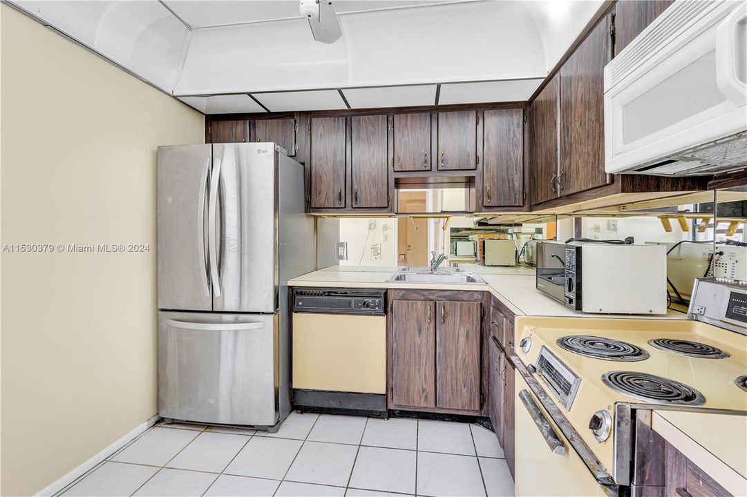 For Sale: $218,000 (1 beds, 1 baths, 741 Square Feet)