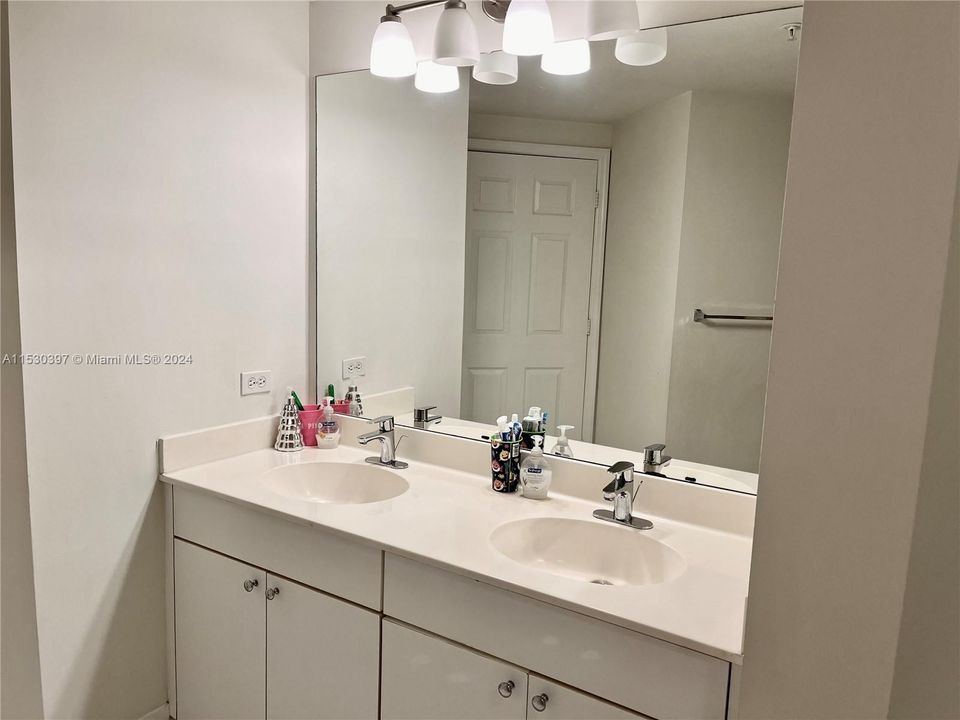 For Sale: $525,000 (2 beds, 2 baths, 1024 Square Feet)