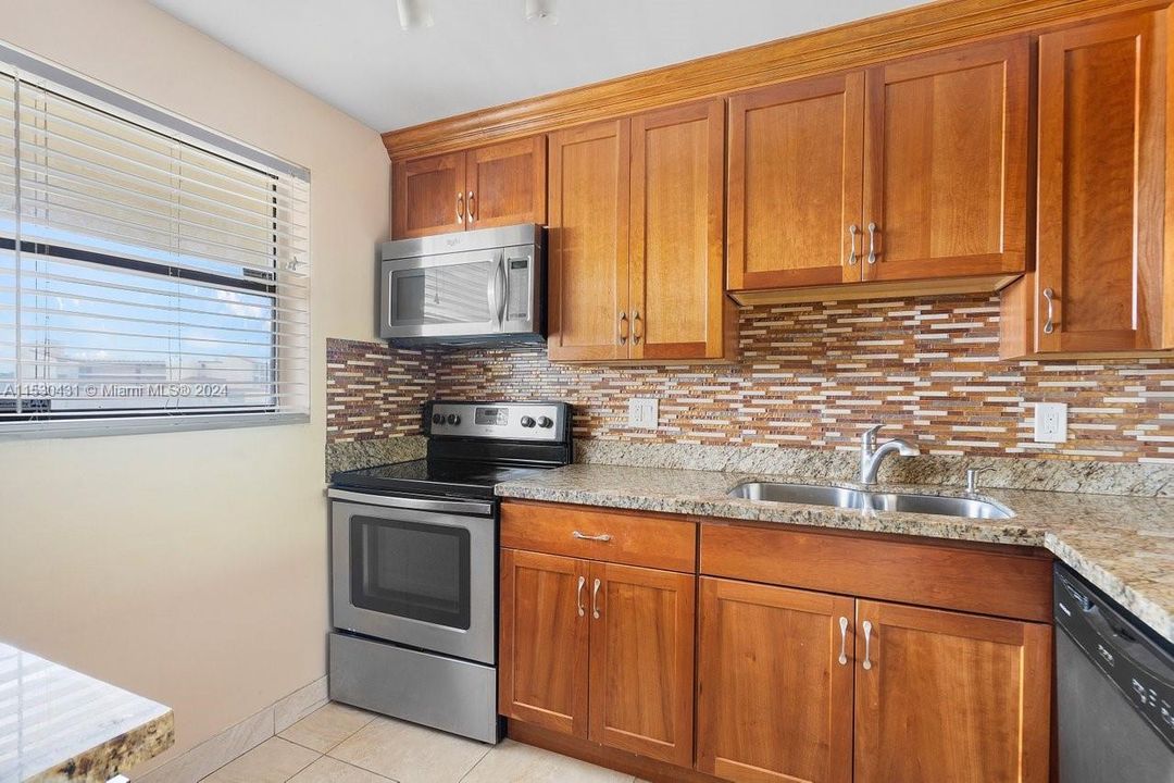 Active With Contract: $175,000 (1 beds, 1 baths, 810 Square Feet)