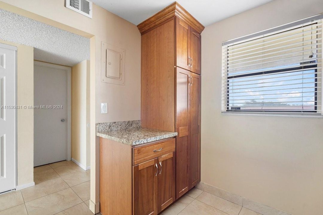 For Sale: $179,900 (1 beds, 1 baths, 810 Square Feet)