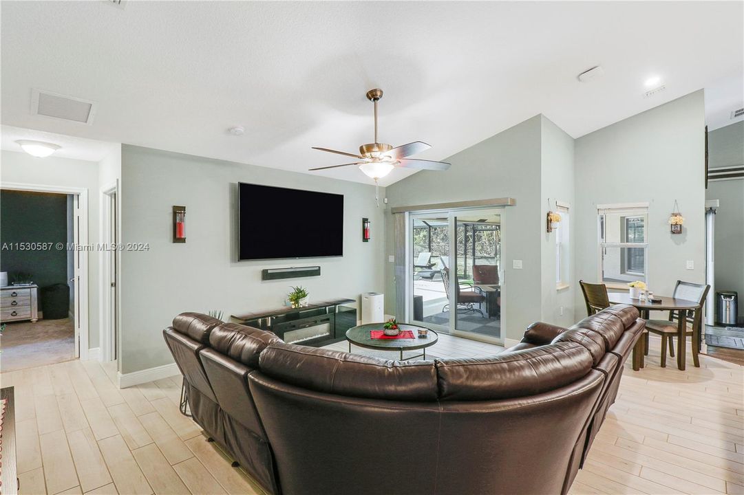 Recently Sold: $630,000 (4 beds, 2 baths, 2206 Square Feet)