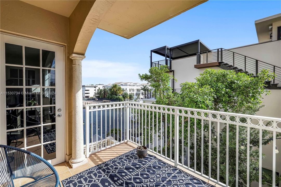 Recently Sold: $2,000,000 (3 beds, 3 baths, 2600 Square Feet)