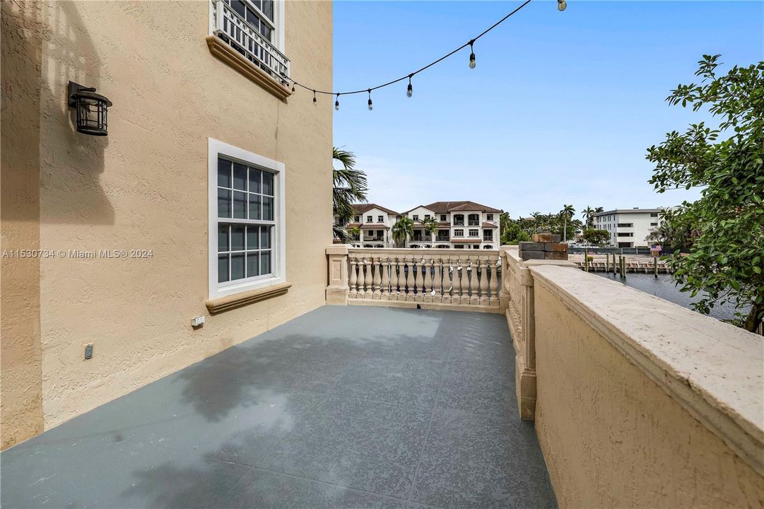 Recently Sold: $2,000,000 (3 beds, 3 baths, 2600 Square Feet)