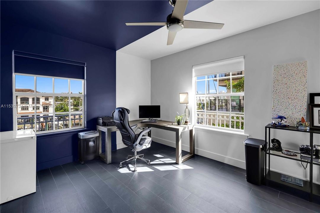 Recently Sold: $2,000,000 (3 beds, 3 baths, 2600 Square Feet)