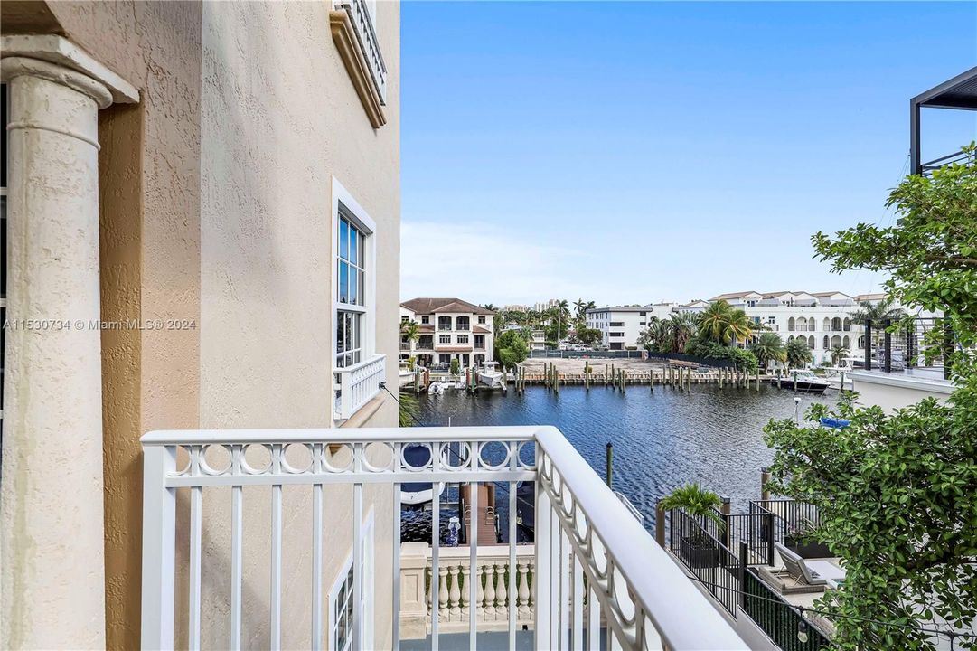Recently Sold: $2,000,000 (3 beds, 3 baths, 2600 Square Feet)