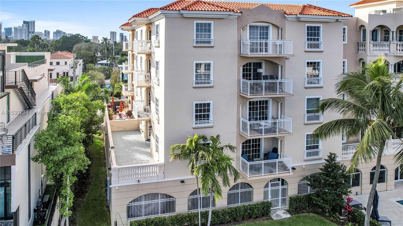 Recently Sold: $2,000,000 (3 beds, 3 baths, 2600 Square Feet)