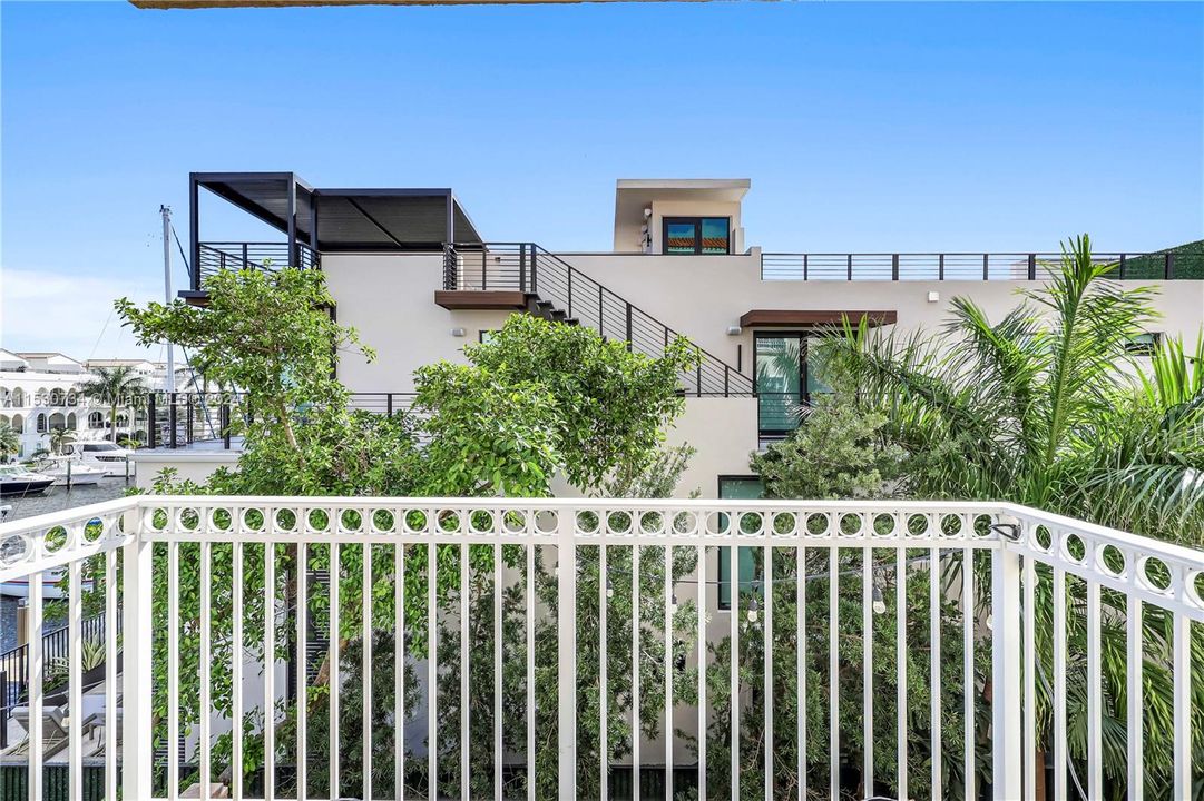 Recently Sold: $2,000,000 (3 beds, 3 baths, 2600 Square Feet)