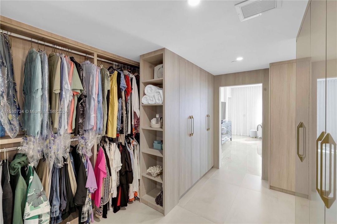 Recently Sold: $2,000,000 (3 beds, 3 baths, 2600 Square Feet)