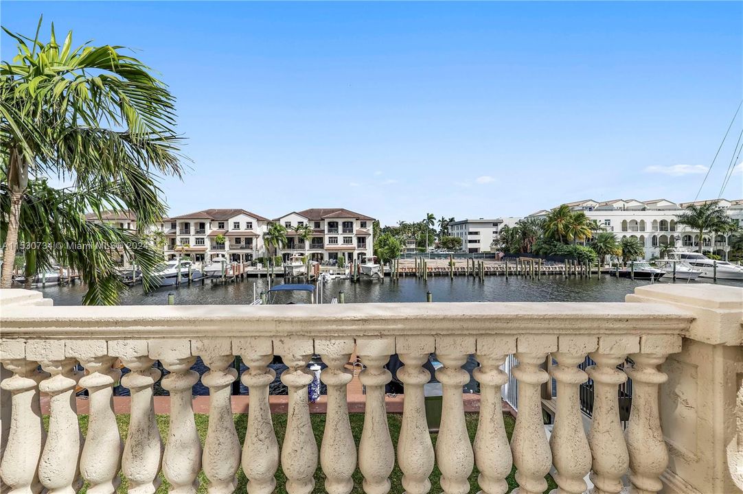 Recently Sold: $2,000,000 (3 beds, 3 baths, 2600 Square Feet)