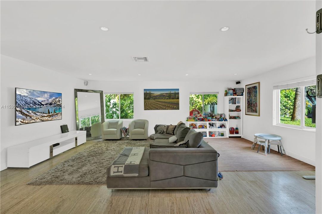 Recently Sold: $3,150,000 (3 beds, 2 baths, 1914 Square Feet)