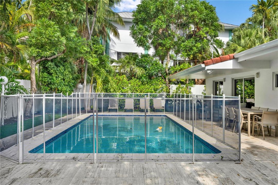 Recently Sold: $3,150,000 (3 beds, 2 baths, 1914 Square Feet)