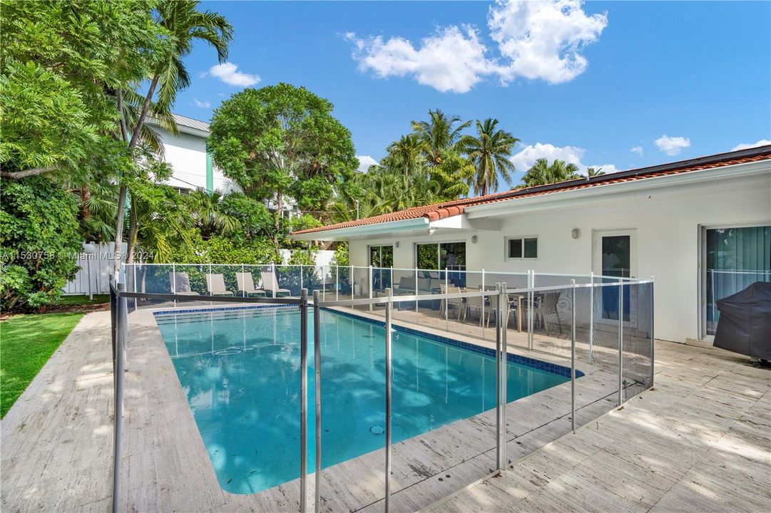 Recently Sold: $3,150,000 (3 beds, 2 baths, 1914 Square Feet)