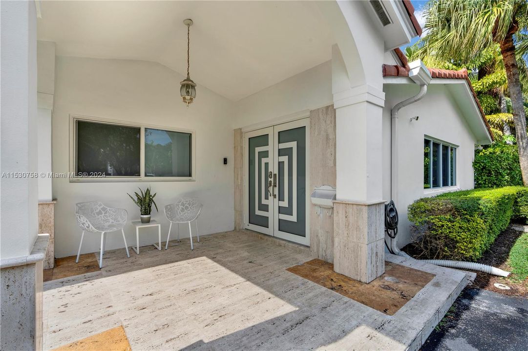 Recently Sold: $3,150,000 (3 beds, 2 baths, 1914 Square Feet)