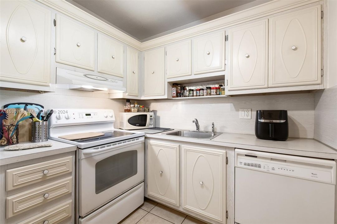 Active With Contract: $124,000 (1 beds, 1 baths, 675 Square Feet)