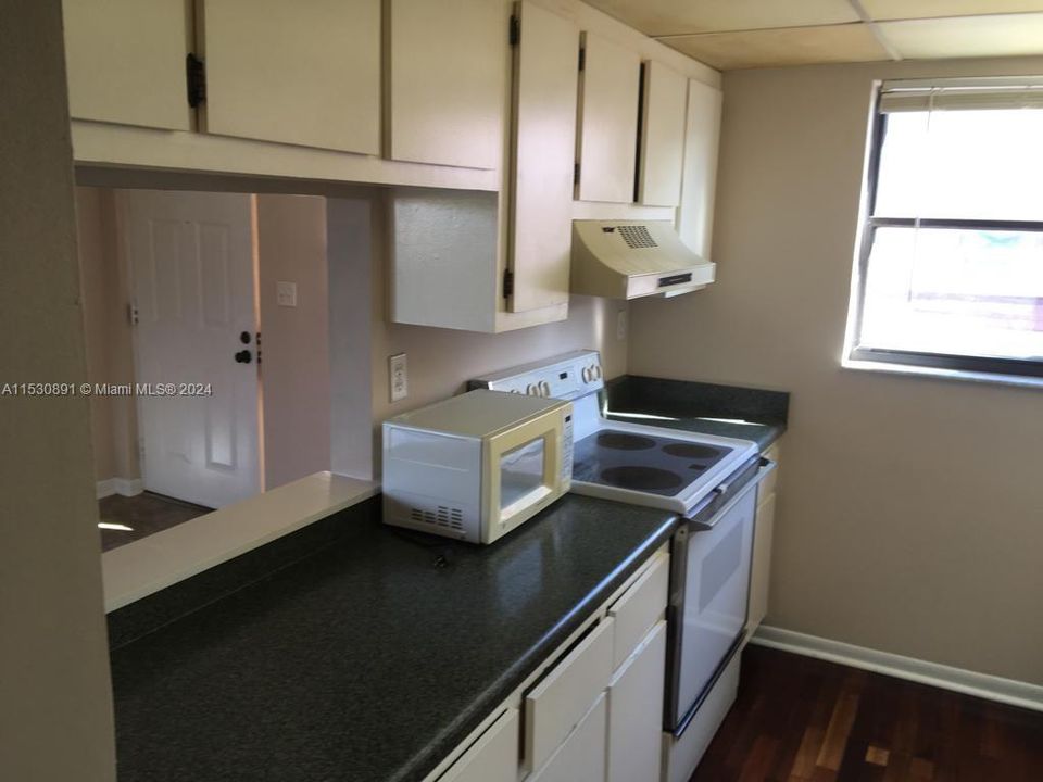 For Sale: $146,500 (1 beds, 1 baths, 775 Square Feet)